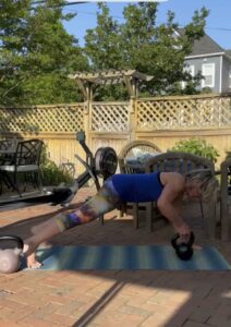 Polli kettlebell plank pull through