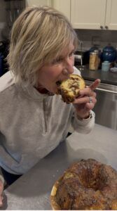 Polli eating apple cake