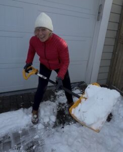 Polli-shoveling-1